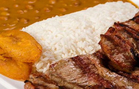 Menestra con Carne Asada Ecuador