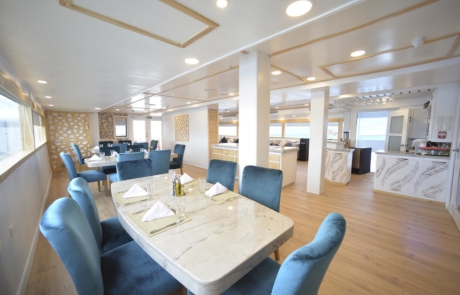 Sea Star lounge and dining area | Galapagos Cruise