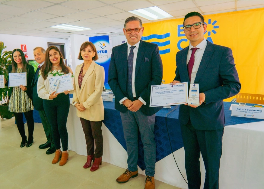 Ecuador’s Tourism Minister honors ILLA Experience Hotel for its commitment to sustainability.
