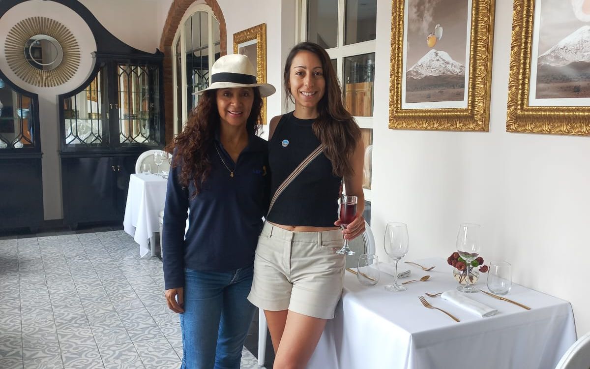 Anita en el ILLA Experience Hotel con la guía turística Gina. 