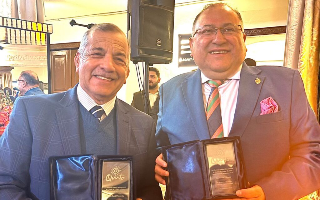 Captain Raul García receive the Quito Turismo recogtition - Latin Trails