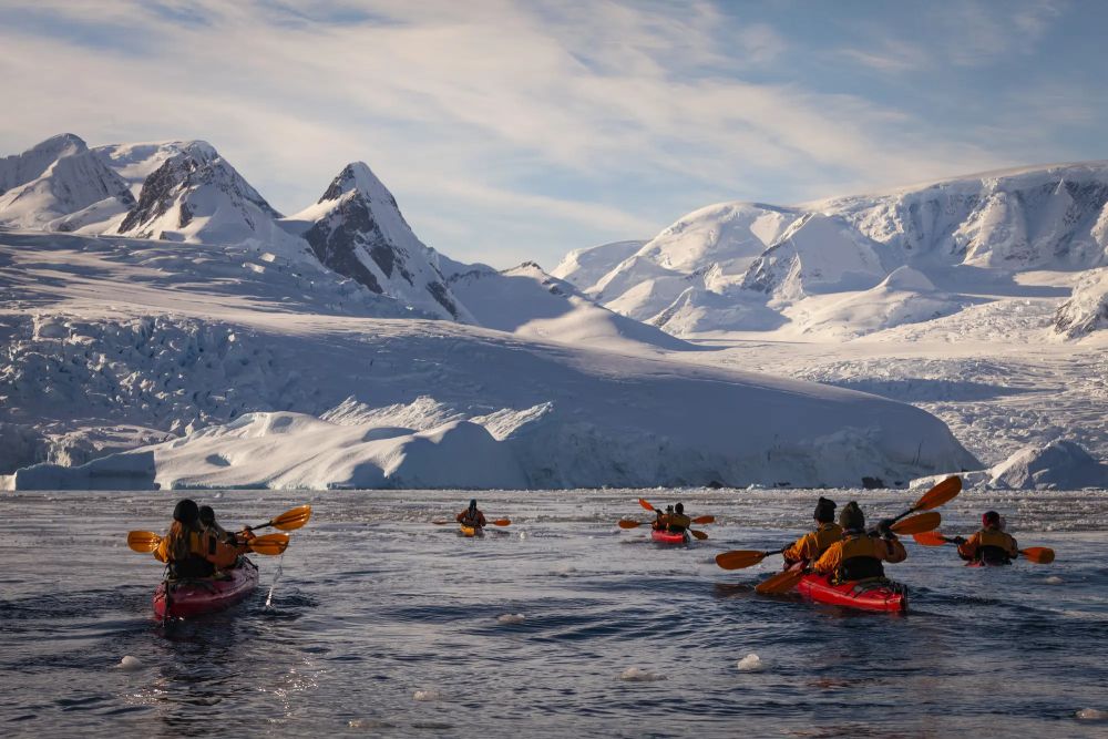 Antarctica-Mountain-Range-Group-Kayaking _ G Expedition